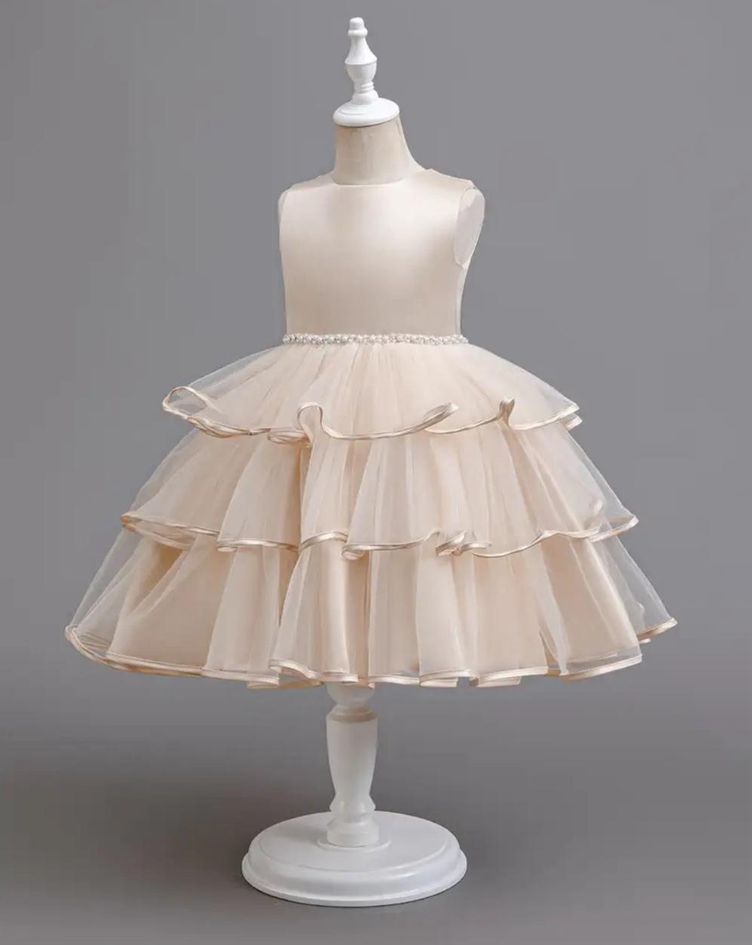 Vestido con perlas en la cintura