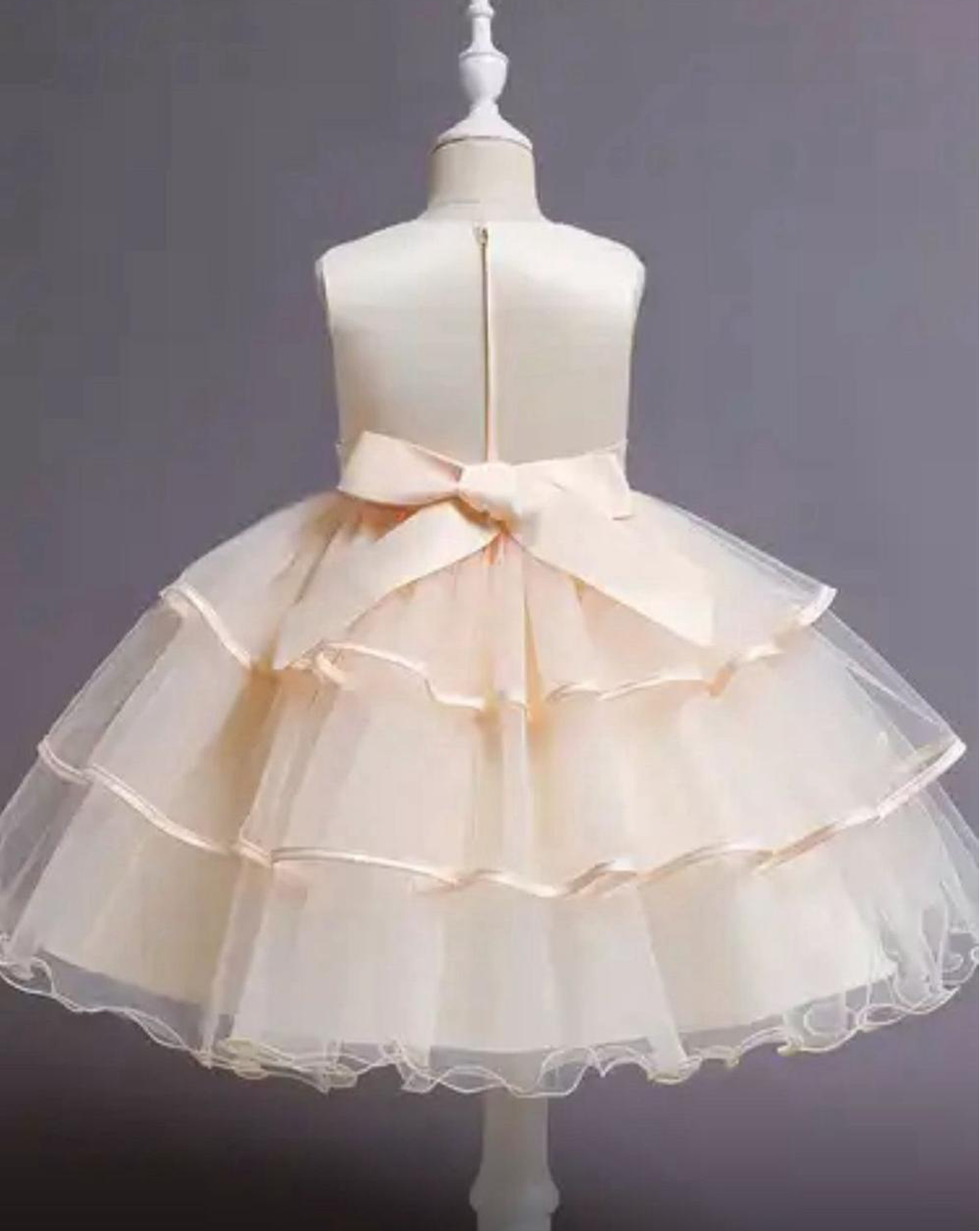 Vestido con perlas en la cintura