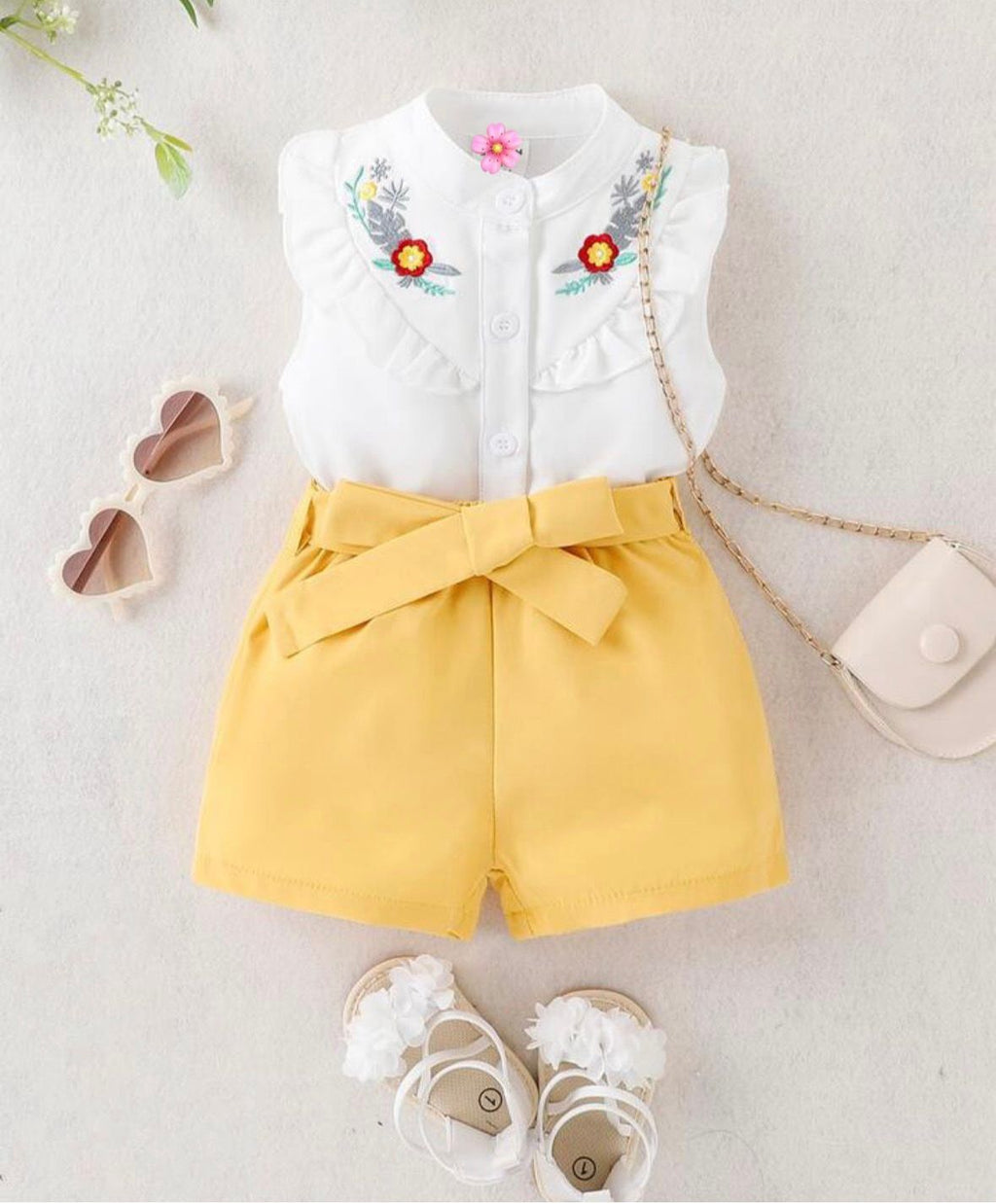 Blusa Bordada con Short Amarillo para Niña