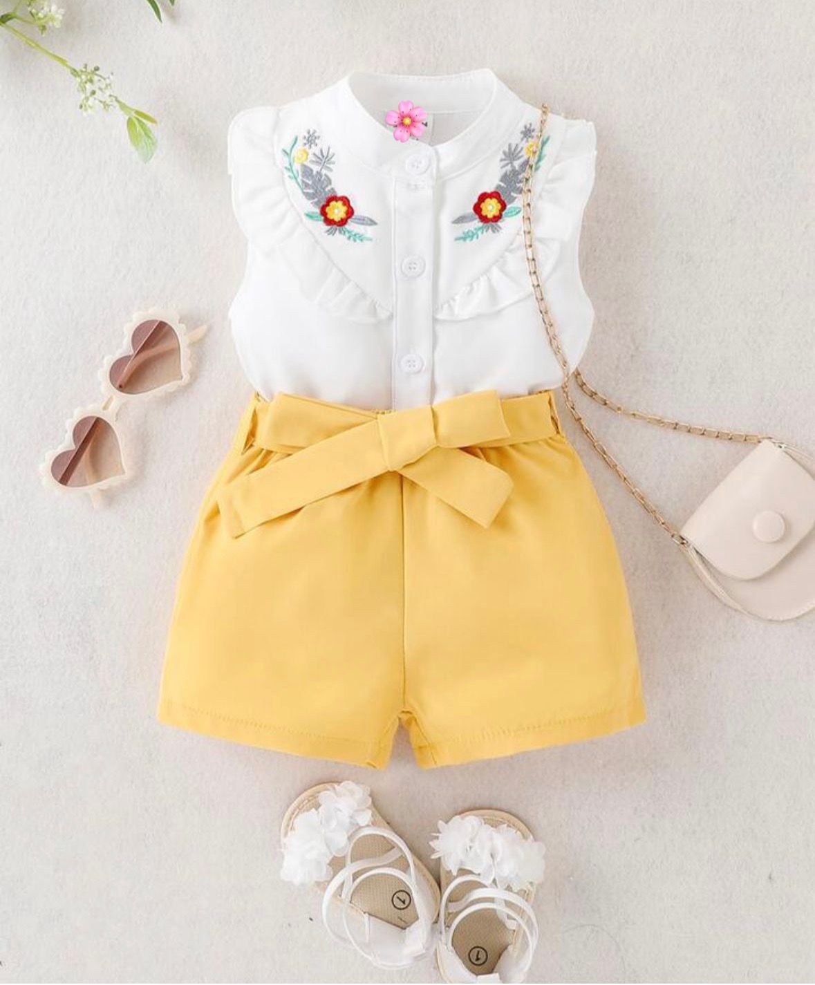 Blusa Bordada con Short Amarillo para Niña