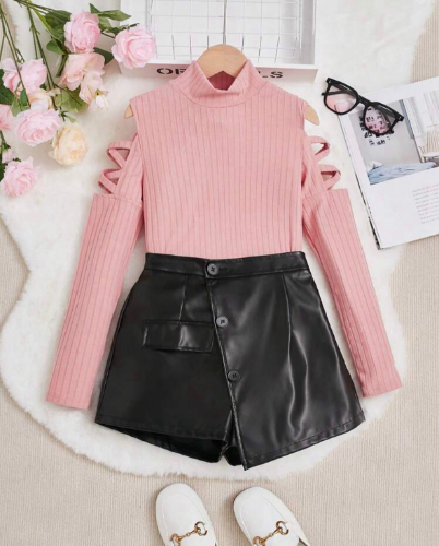 Short en cuero y blusa palo rosa