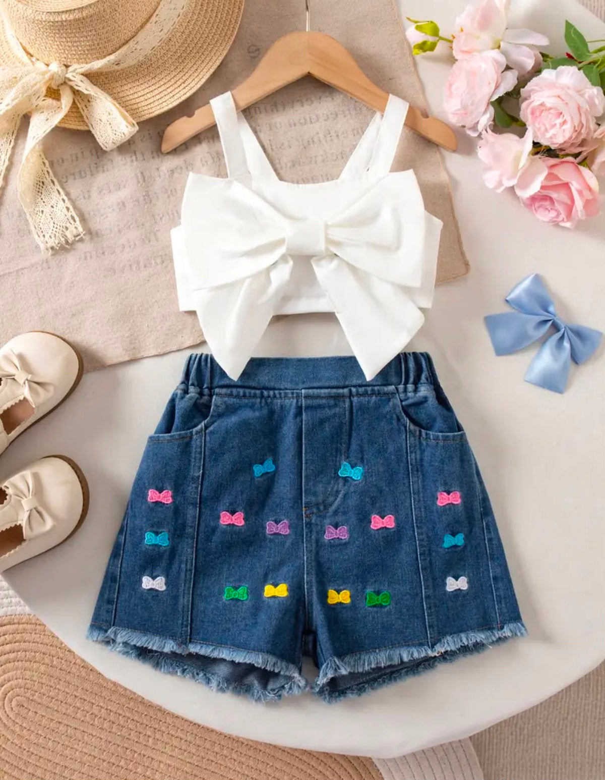 Conjunto Coquette Encanto: Crop Top con Maxi Lazo y Short Denim Multi-Lazos